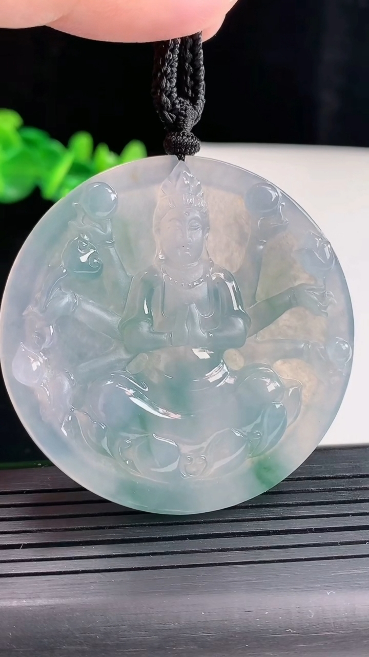 天然A货翡翠种紫罗兰 飘花千手观音菩萨吊坠，尺寸53.8-6重量:39.44g
4月28日