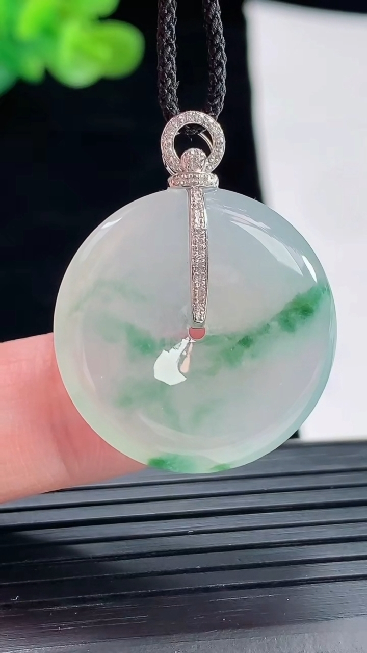 天然A货翡翠种飘花平安扣吊坠，尺寸25.6-4.8重量:6.73g
4月28日