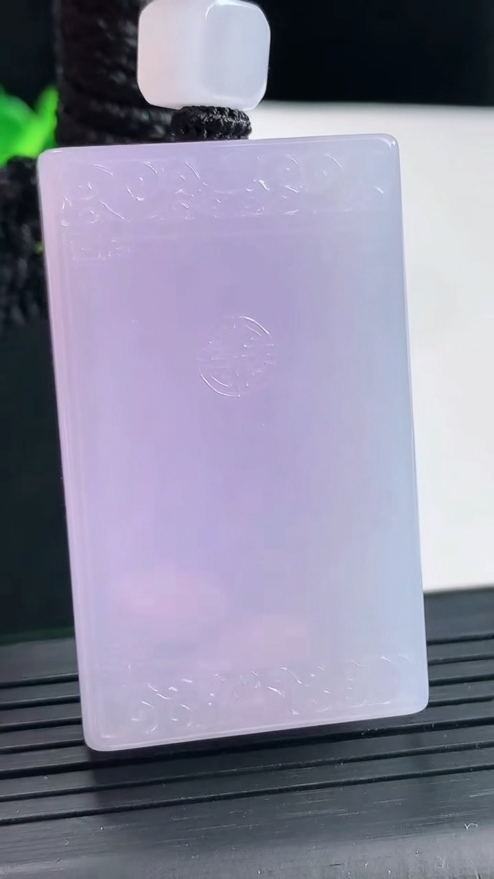 天然A货翡翠紫罗兰仿古无事牌吊坠，尺寸49-29-12重量:63.87g
4月28日