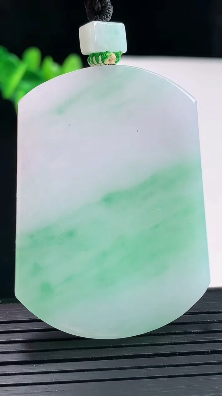 天然A货翡翠无事牌吊坠，尺寸52.6-39-5.5重量:35.56g
4月28日