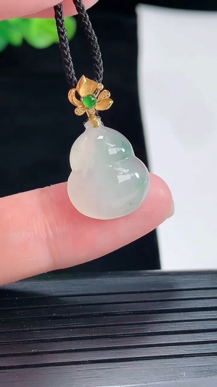 天然A货翡翠18k金飘花葫芦吊坠，尺寸16-14.6-6重量:2.67g
4月28日