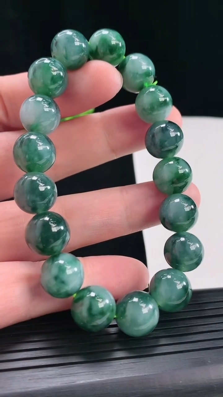 天然A货翡翠种飘花圆珠手串，尺寸12.5-17颗重量:54.24g4月28日
工厂直销收藏佳品,种好水足，色泽均匀，有种有色，上手高大气！