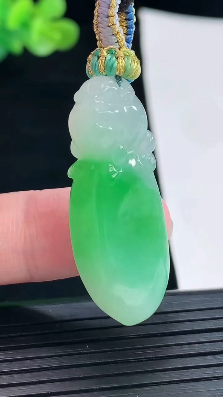 天然A货翡翠寿桃吊坠，尺寸37-16-8重量:9.07g
4月28日