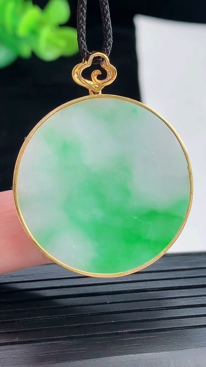 天然A货翡翠无事牌吊坠，尺寸39-32-3.3 裸石32重量:8.32g
4月28日