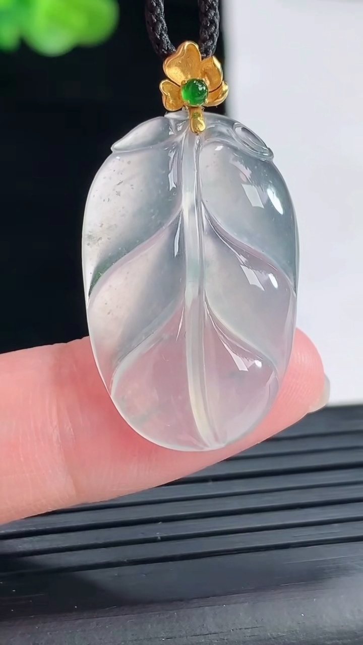 天然A货翡翠种飘花金枝玉叶 叶子吊坠，尺寸26-19-4.2重量:4.39g
4月28日