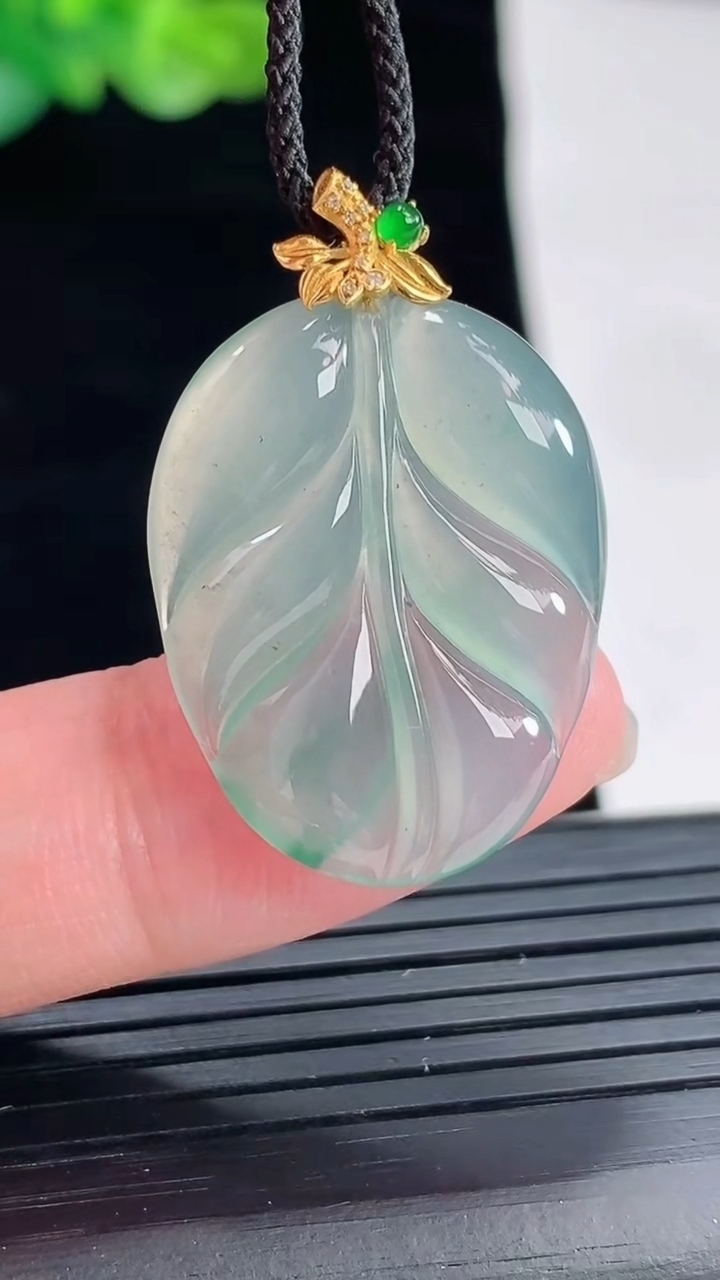 天然A货翡翠种飘花金枝玉叶 叶子吊坠，尺寸25-21-4.5重量:4.14g
4月28日