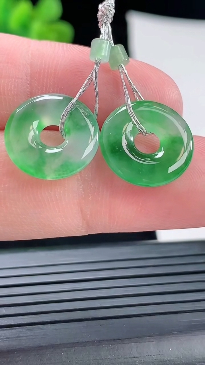 天然A货翡翠平安环吊坠一对，尺寸15-2.8重量:2.47g
4月28日