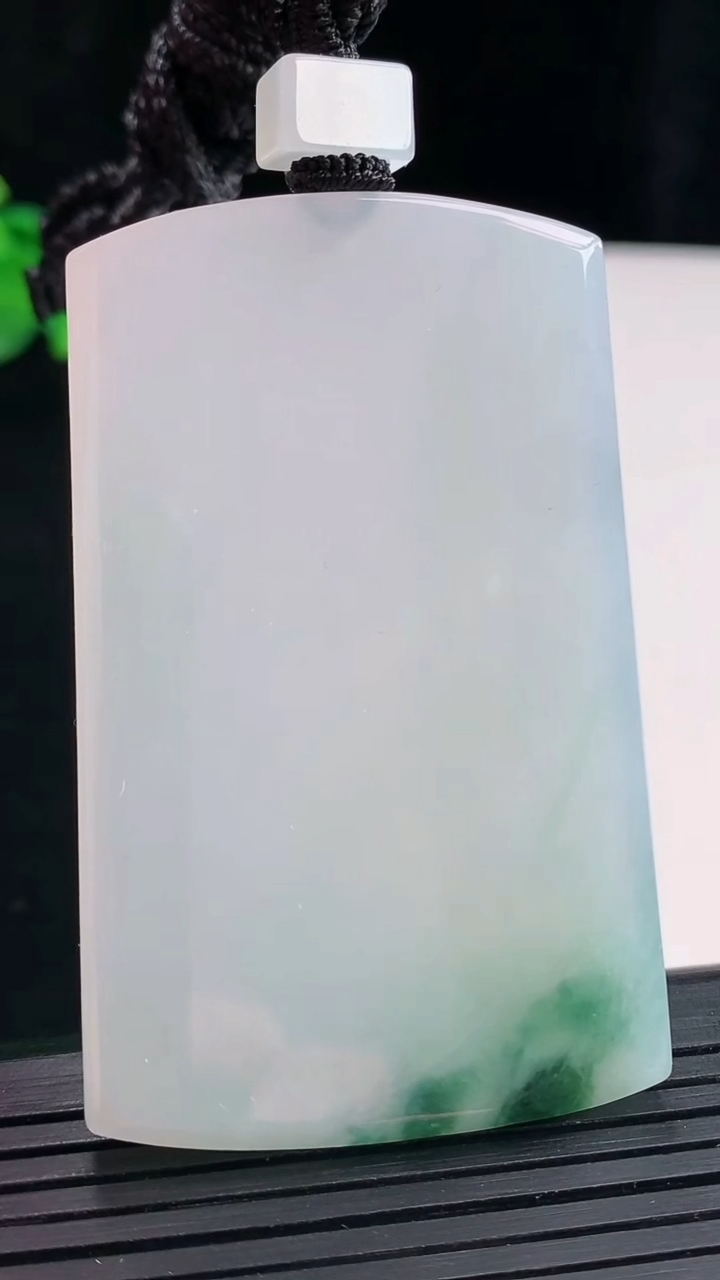 天然A货翡翠飘花无事牌吊坠，尺寸60.5-38-5.8重量:46.69g
4月28日