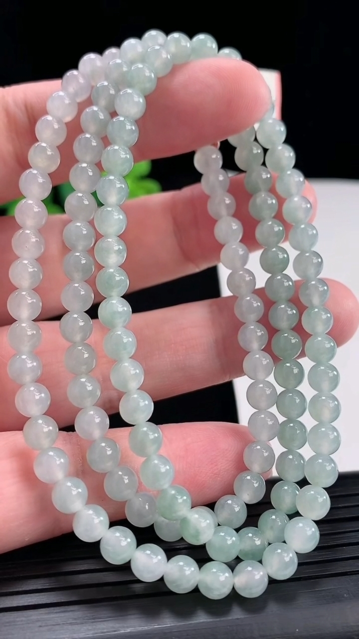 天然A货翡翠飘花圆珠项链，尺寸5.5-118颗重量:33.89g4月28日
工厂直销收藏佳品,种好水