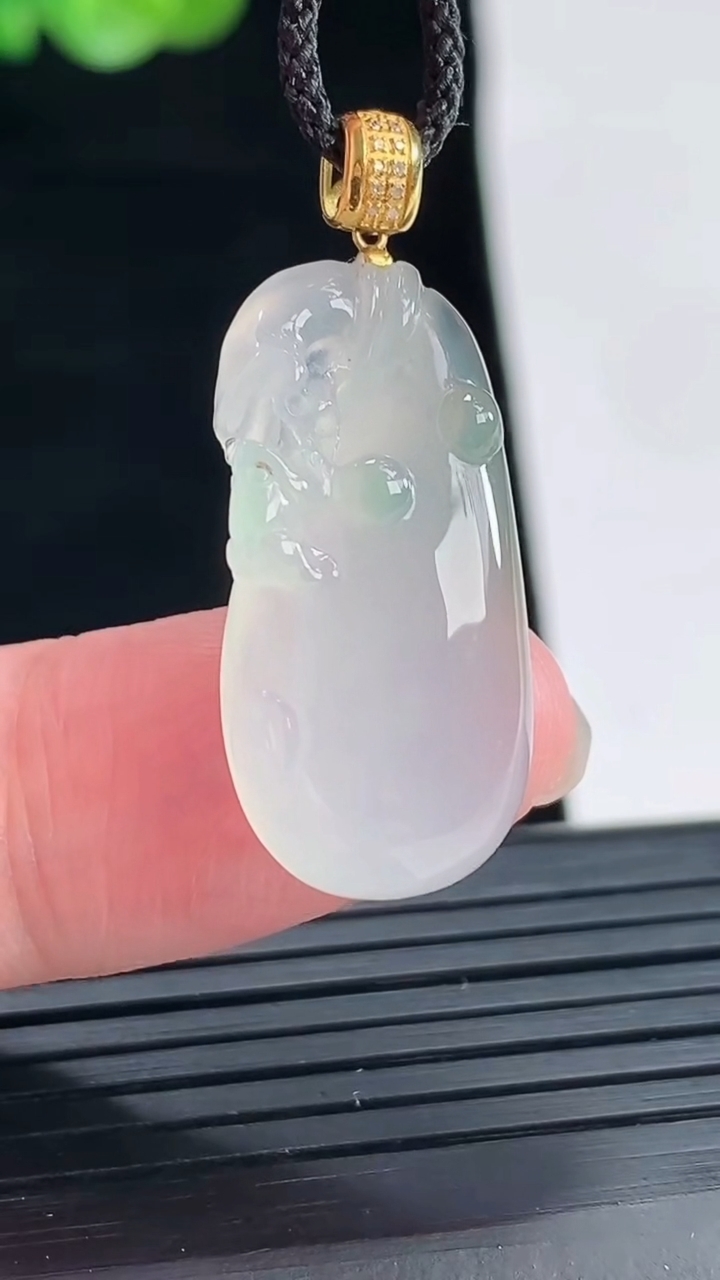 天然A货翡翠福袋吊坠，尺寸25.6-12.6-6.5重量:4.70g
4月28日