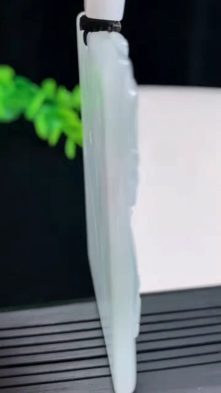 天然A货翡翠紫罗兰大势至菩萨吊坠，尺寸67-44-6重量:45.14g
4月28日