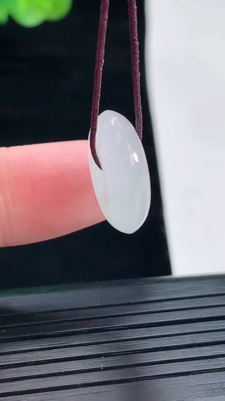 天然A货翡翠春带彩 紫罗兰平安扣吊坠，尺寸17.5-5.8重量:3.43g
4月28日