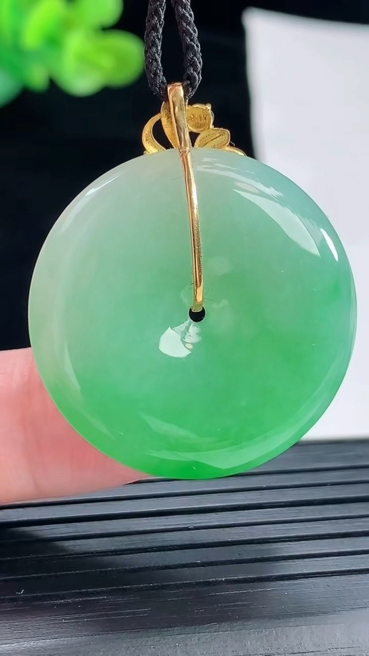 天然A货翡翠平安扣吊坠，尺寸30.5-5.6重量:11.54g
4月28日