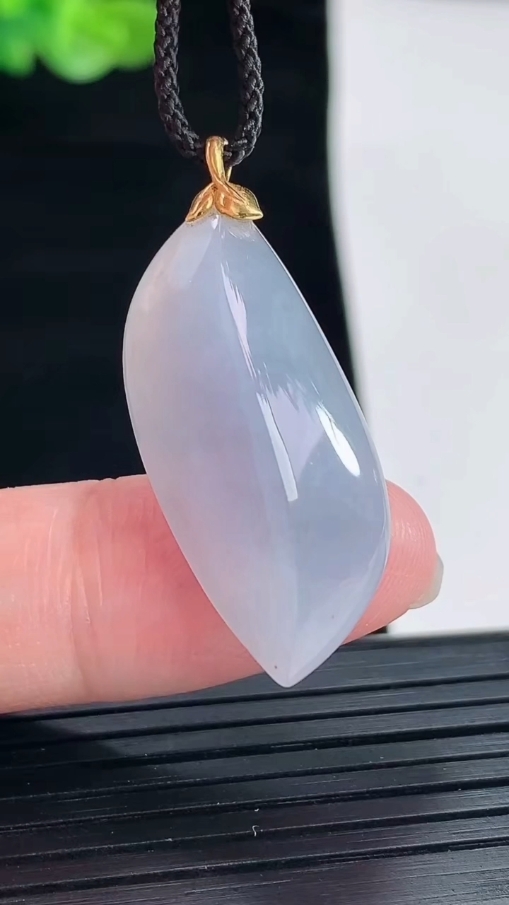 天然A货翡翠18k金紫罗兰随形吊坠，尺寸29.5-14-8重量:4.99g
4月28日