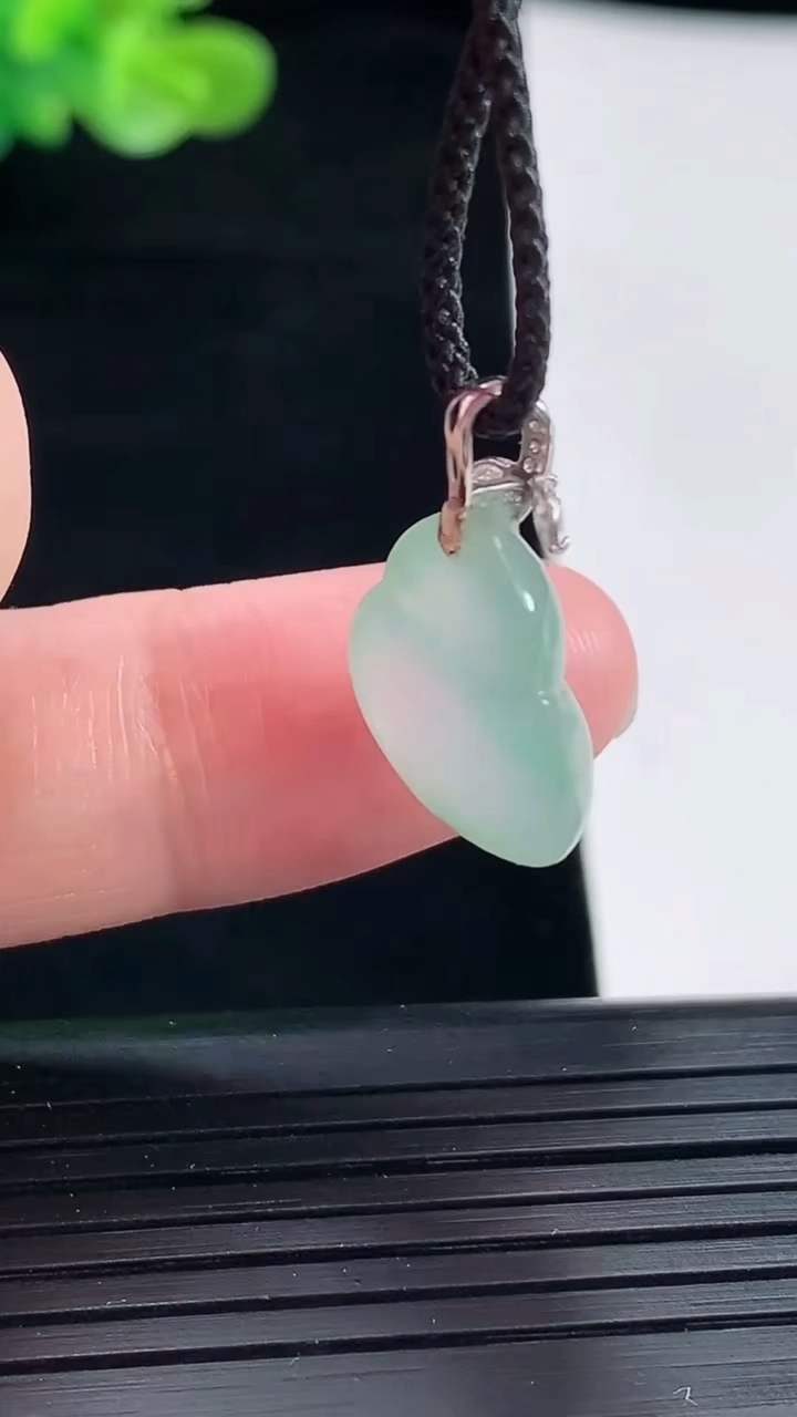 天然A货翡翠葫芦吊坠，尺寸14.5-14.5-6重量:2.36g
4月28日
