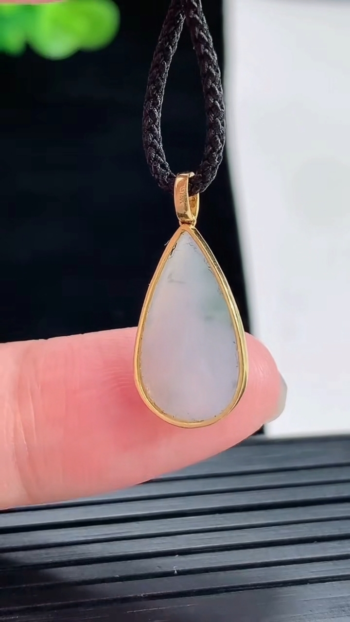 天然A货翡翠18k金紫罗兰 飘花水滴吊坠，尺寸20-10-3.6，裸石16-10重量:1.17g
4月28日