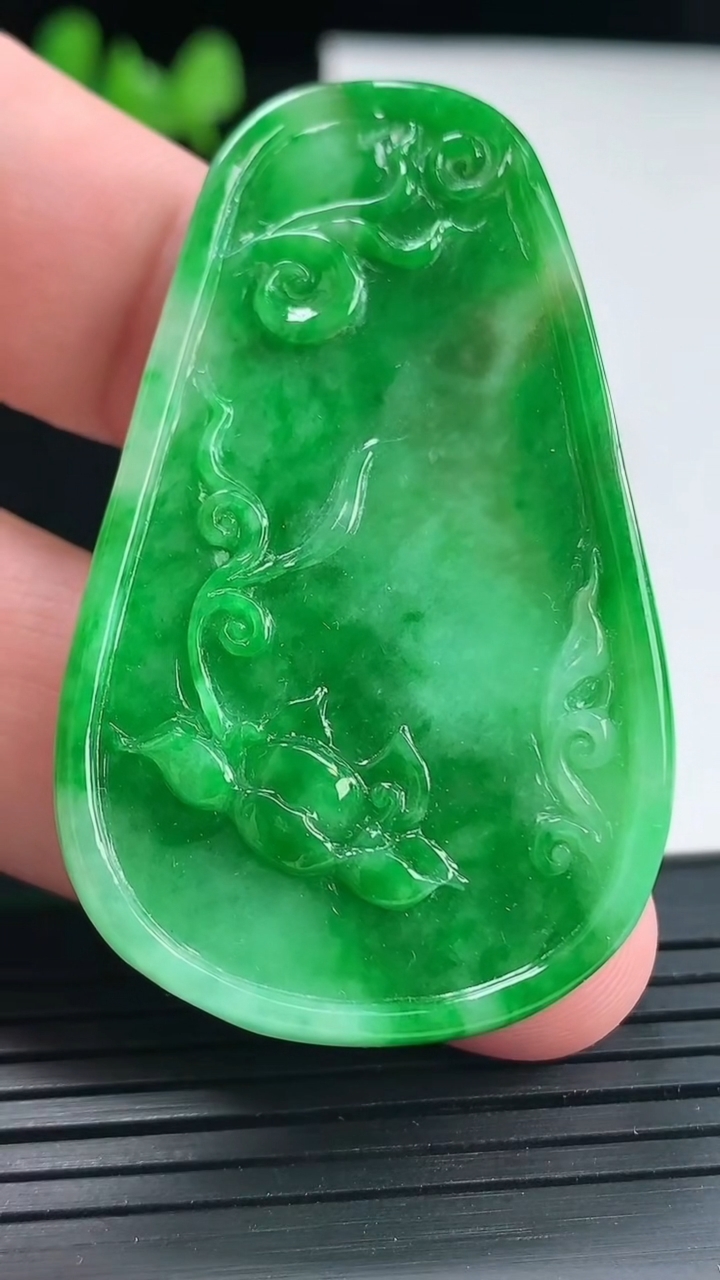 天然A货翡翠和和美美 呱呱来财吊坠，尺寸52.6-31.5-8重量:15.09g
4月28日