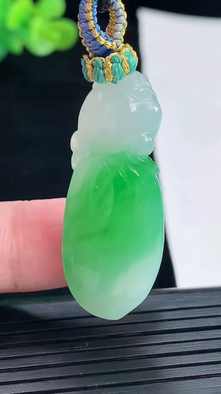 天然A货翡翠寿桃吊坠，尺寸37-16-8重量:9.07g
4月28日