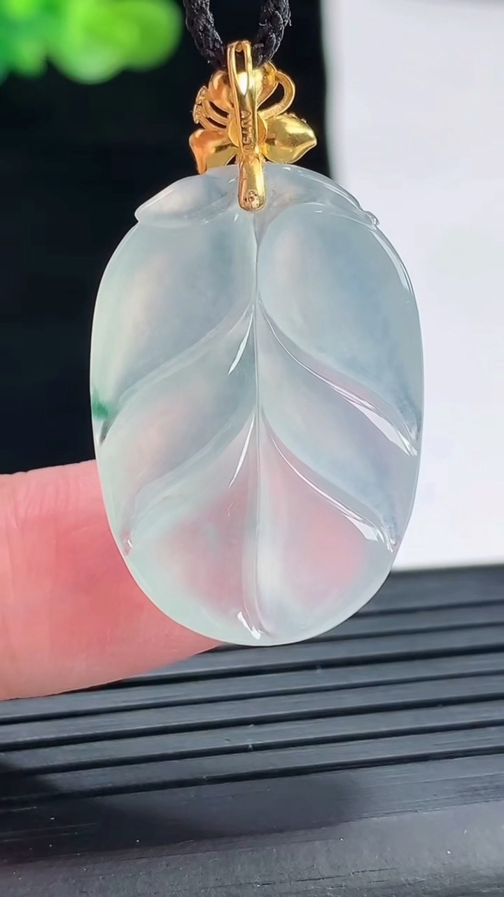 天然A货翡翠种飘花金枝玉叶 叶子吊坠，尺寸26.5-20.6-5.3重量:6.27g
4月28日