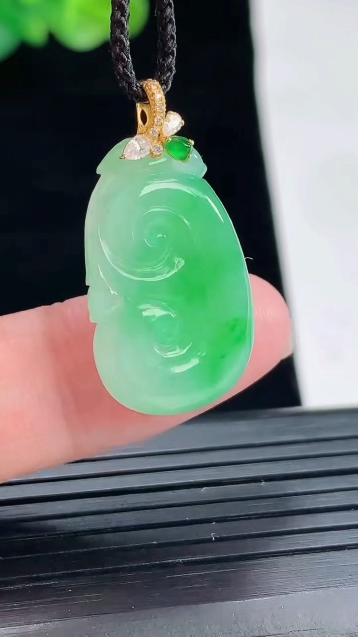 天然A货翡翠如意吊坠，尺寸24-15.6-4.5重量:3.90g
4月28日