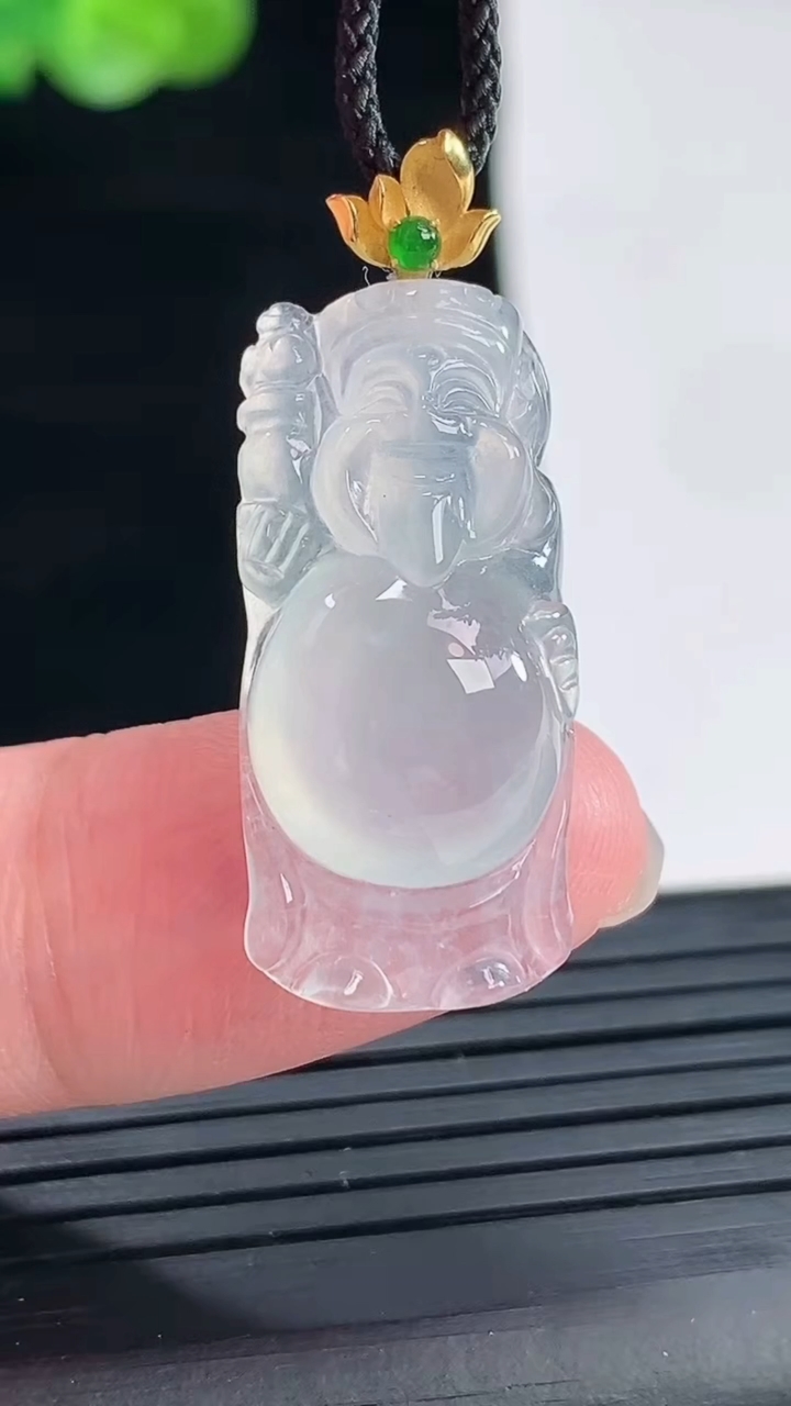 天然A货翡翠种白冰财神爷吊坠，尺寸27.5-13-7.3重量:4.44g
4月28日