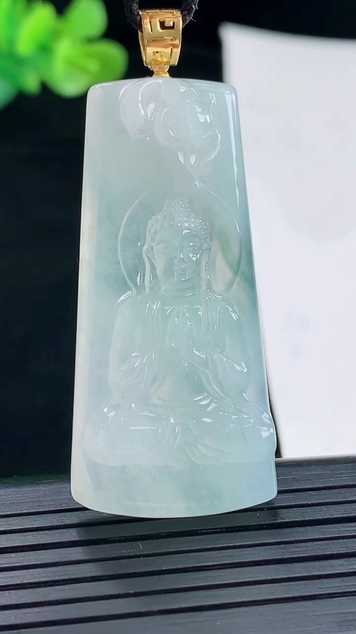 天然A货翡翠18k金飘花大日如来佛吊坠，尺寸47-22.5-6重量:14.08g
4月28日