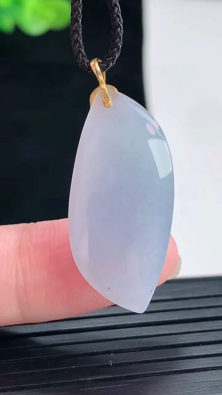 天然A货翡翠18k金紫罗兰随形吊坠，尺寸29.5-14-8重量:4.99g
4月28日