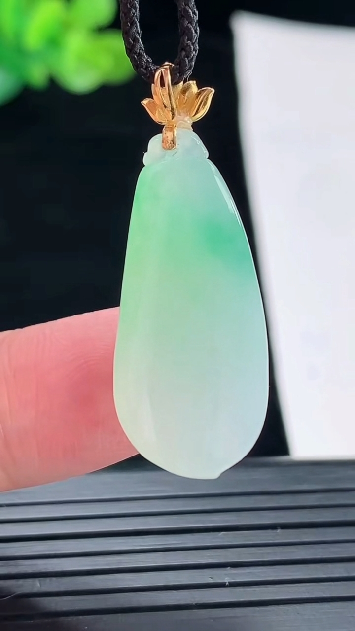 天然A货翡翠福瓜吊坠，尺寸28.5-13-8.5重量:5.68g
4月28日