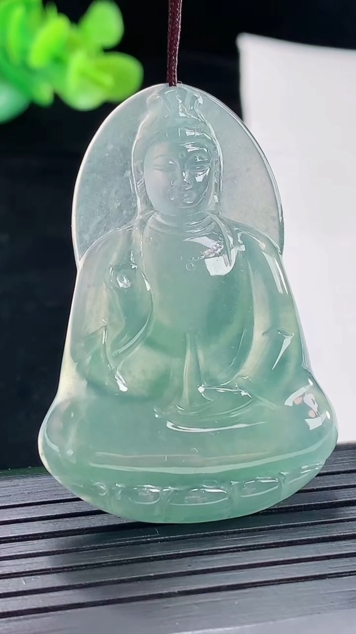 天然A货翡翠冰种蓝色素衣观音吊坠，尺寸49.5-34-5.5重量:15.38g
4月28日