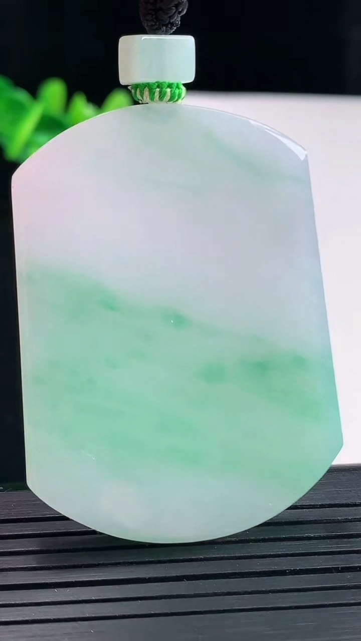 天然A货翡翠无事牌吊坠，尺寸52.6-39-5.5重量:35.56g
4月28日