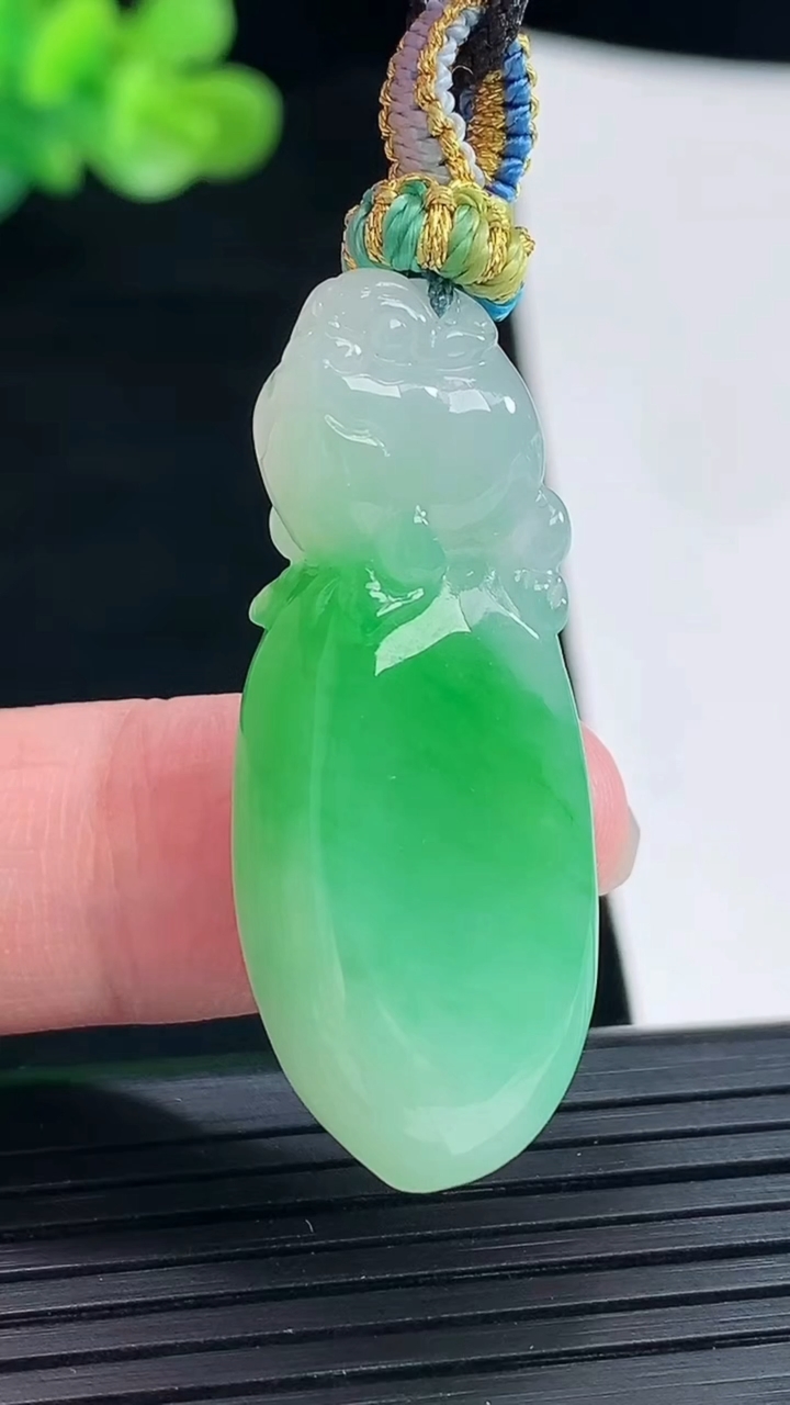 天然A货翡翠寿桃吊坠，尺寸37-16-8重量:9.07g
4月28日