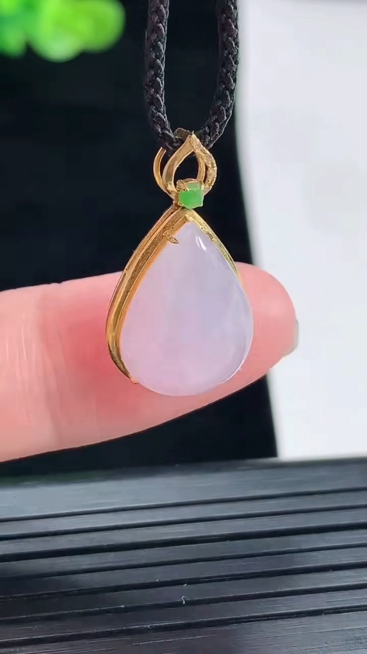 天然A货翡翠18k金紫罗兰水滴吊坠，尺寸23-13-7.5 裸石15.6-11.5重量:2.05g
4月28日