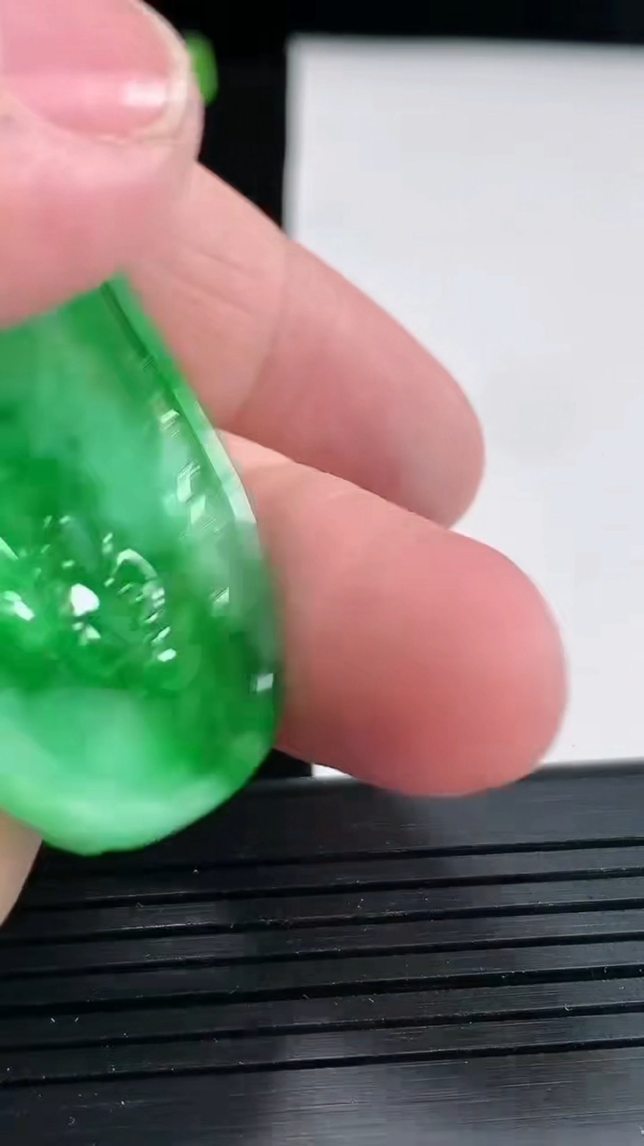 天然A货翡翠和和美美 呱呱来财吊坠，尺寸52.6-31.5-8重量:15.09g
4月28日