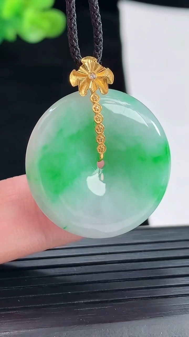 天然A货翡翠平安扣吊坠，尺寸26-5.6重量:8.31g
4月28日