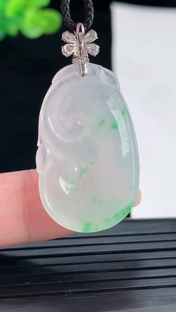 天然A货翡翠如意吊坠，尺寸31.6-19.6-4.5重量:5.42g
4月28日