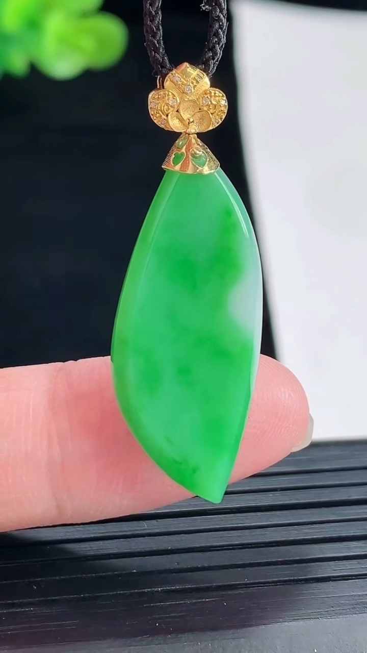 天然A货翡翠随形吊坠，尺寸31-13-5.5重量:4.15g
4月28日