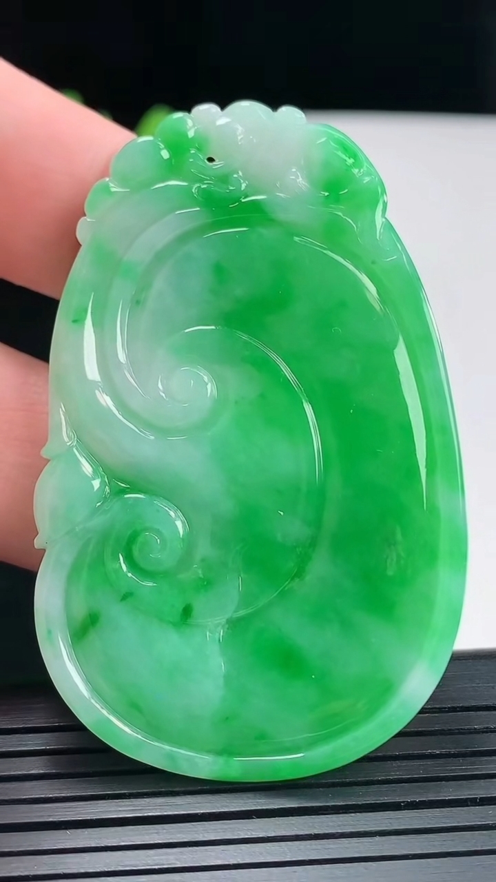 天然A货翡翠如意吊坠，尺寸60-36.6-5重量:24.73g
4月28日