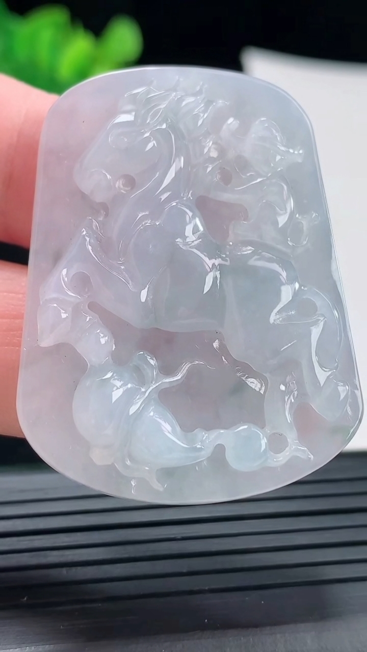 天然A货翡翠飘花猴马牌吊坠，尺寸45.5-34-6.6重量:20.72g
4月28日