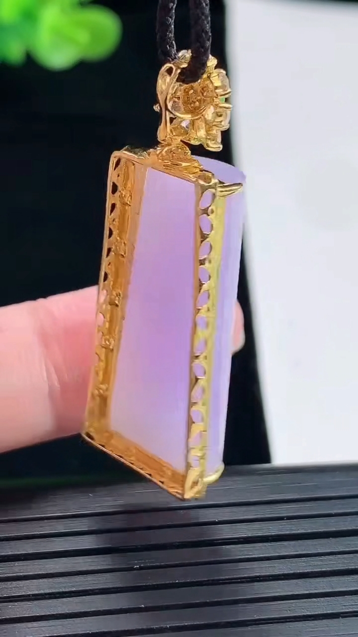 天然A货翡翠18k金紫罗兰无事牌吊坠，尺寸41-16.5-9.5，裸石29-15重量:7.88g
4月28日