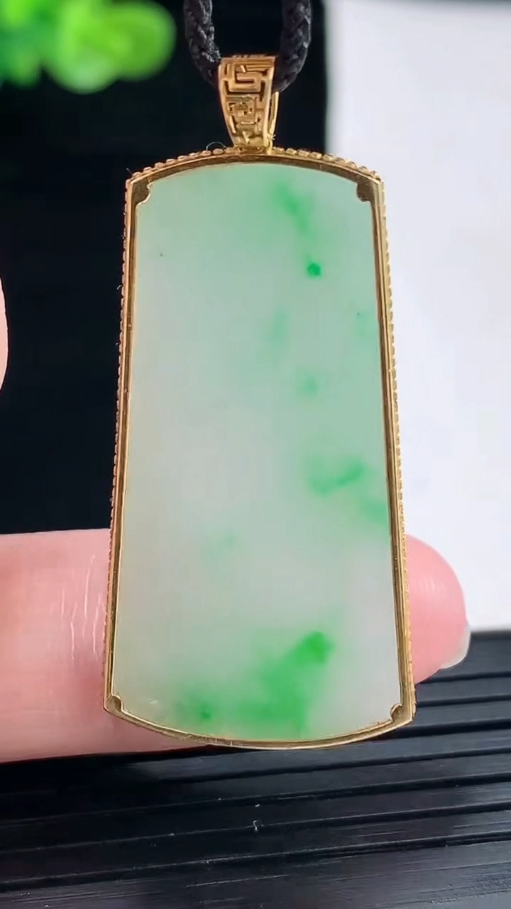 天然A货翡翠无事牌吊坠，尺寸43-20-2.2，裸石36-19重量:4.70g
4月28日
