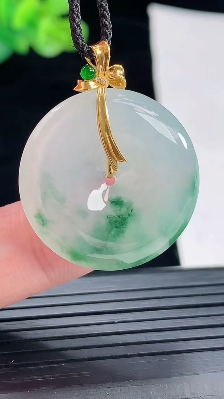 天然A货翡翠种飘花平安扣吊坠，尺寸26.5-5重量:7.57g
4月28日