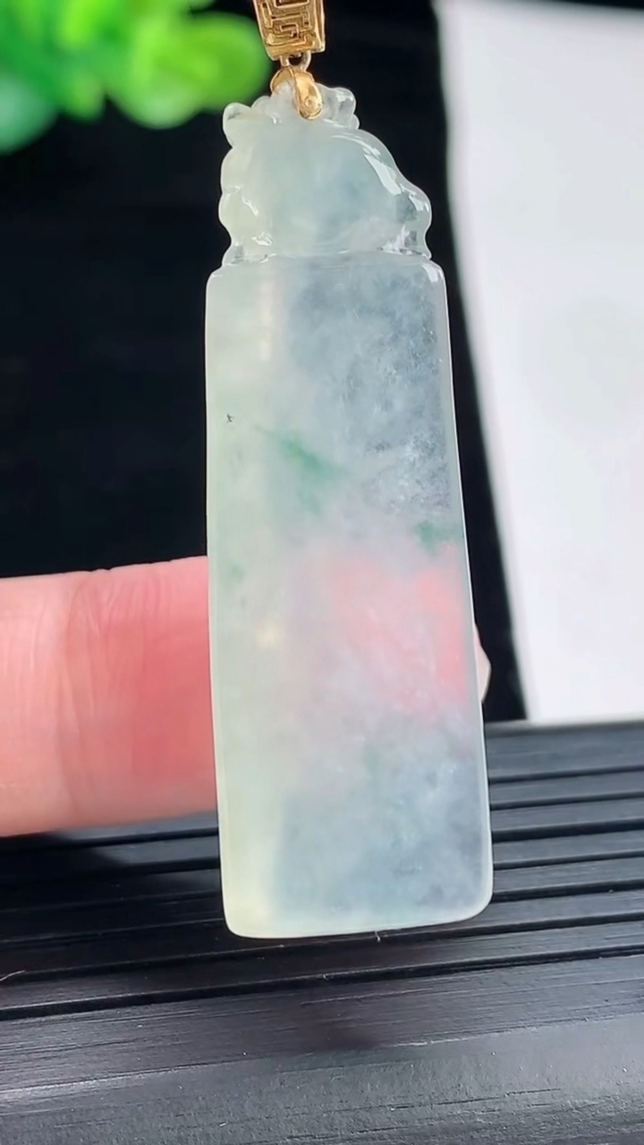 天然A货翡翠种飘花貔貅吊坠，尺寸44.6-14.5-7.2重量:7.57g
4月28日