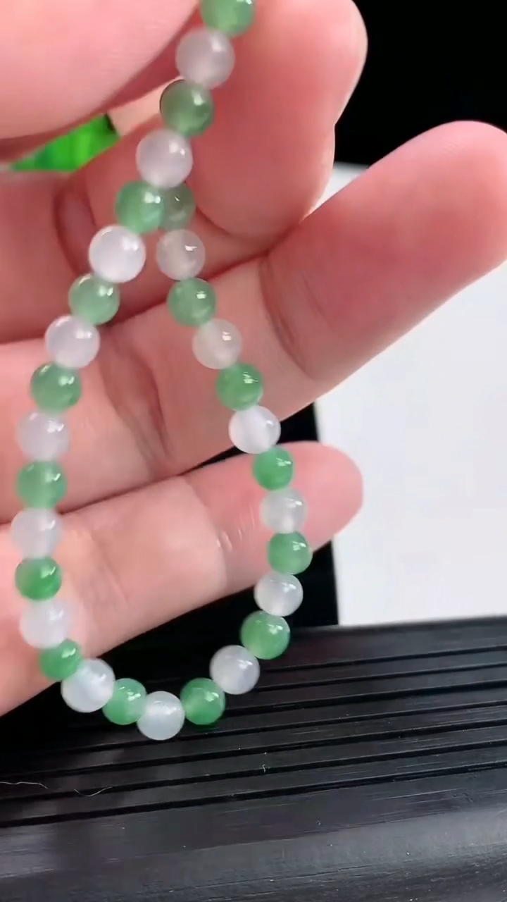 天然A货翡翠圆珠手串，尺寸5-40颗重量:7.02g4月28日
工厂直销收藏佳品,种好水足，色泽均匀，有种有色，上手高大气！