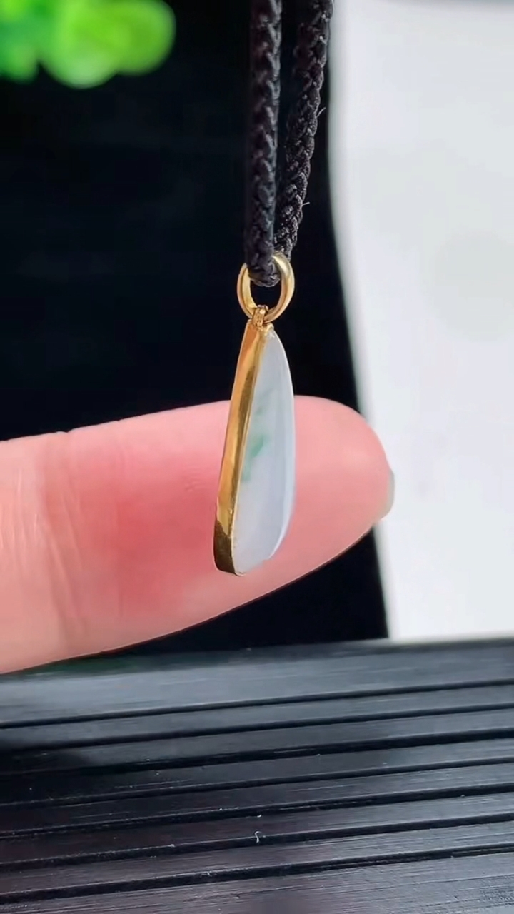 天然A货翡翠18k金紫罗兰 飘花水滴吊坠，尺寸20-10-3.6，裸石16-10重量:1.17g
4月28日