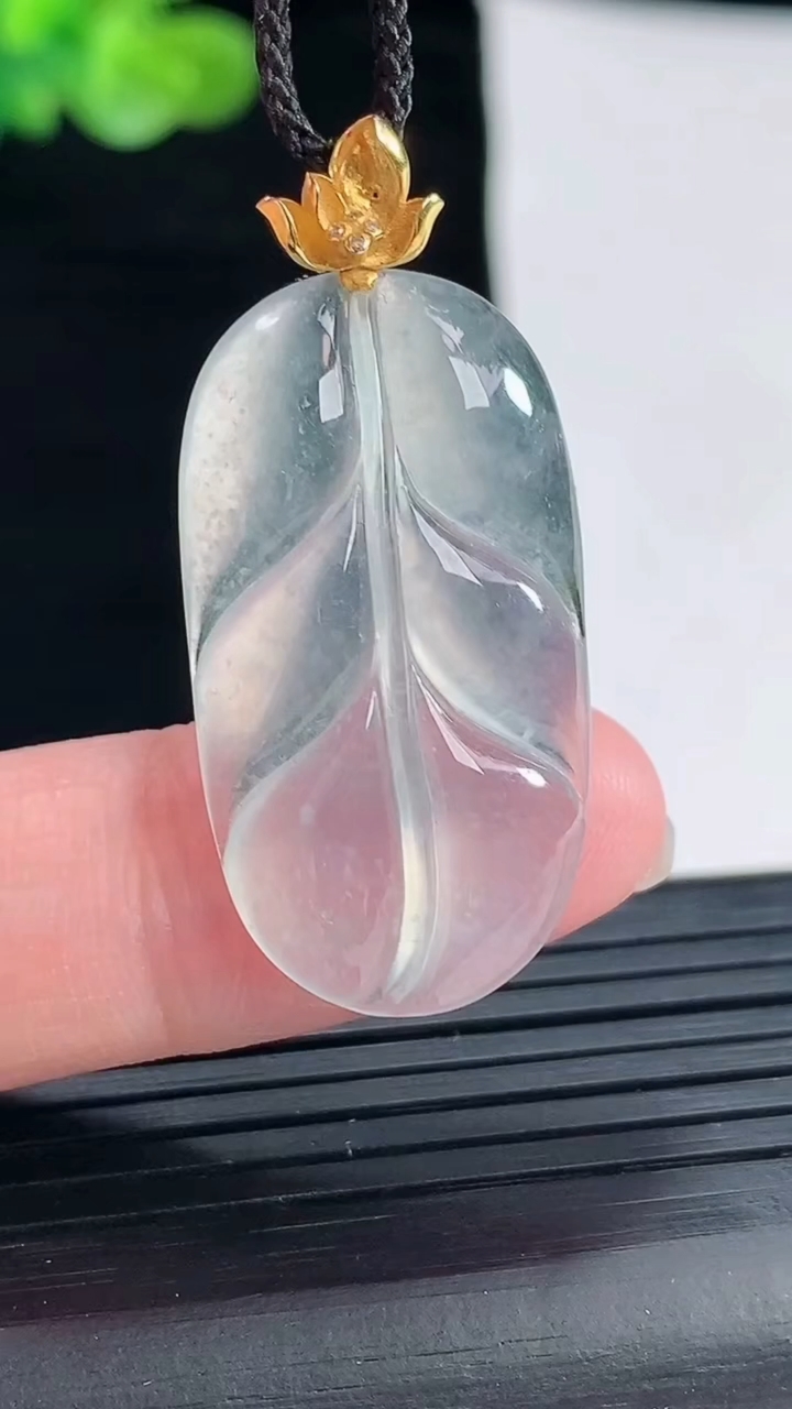 天然A货翡翠种白冰金枝玉叶 叶子吊坠，尺寸30-17.5-5.2重量:5.10g
4月28日