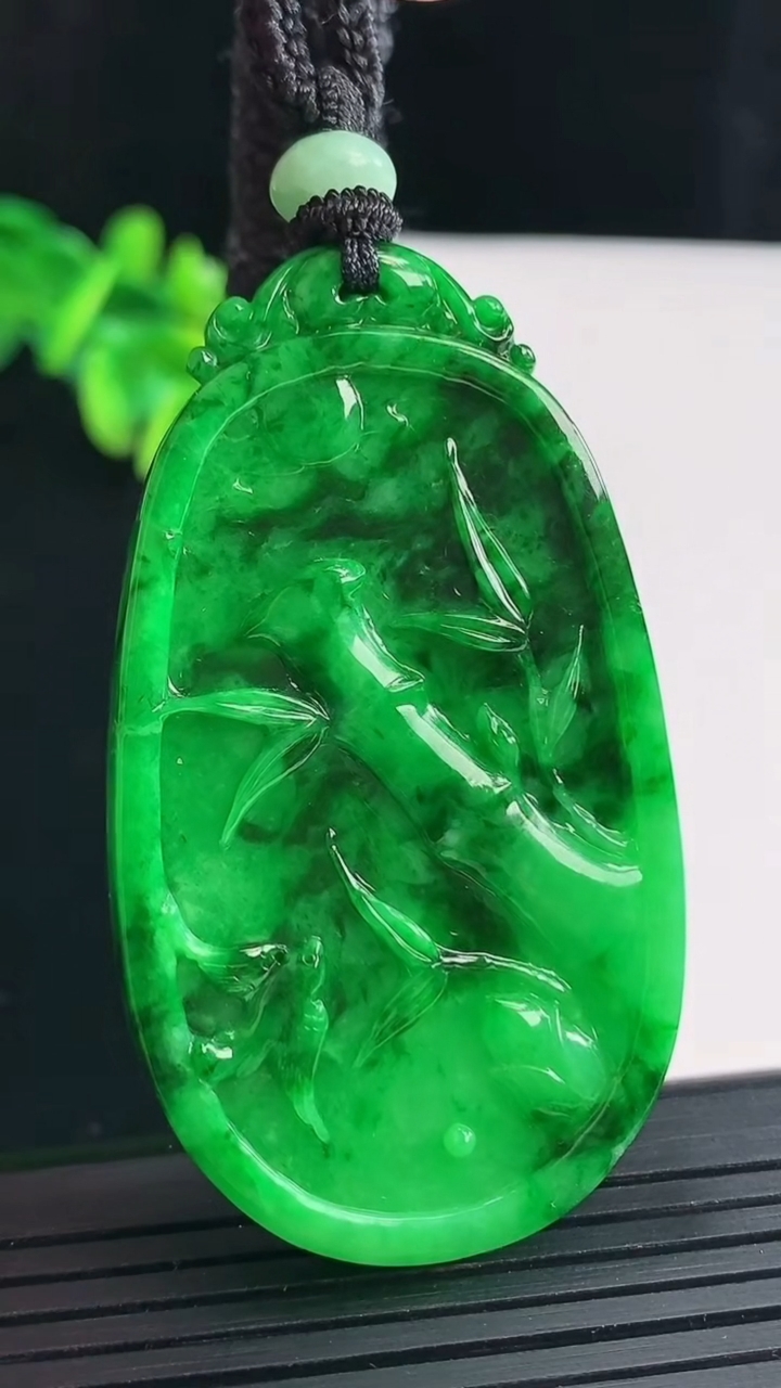 天然A货翡翠节节高升 竹节吊坠，尺寸56.6-33-5.5重量:23.81g
4月28日