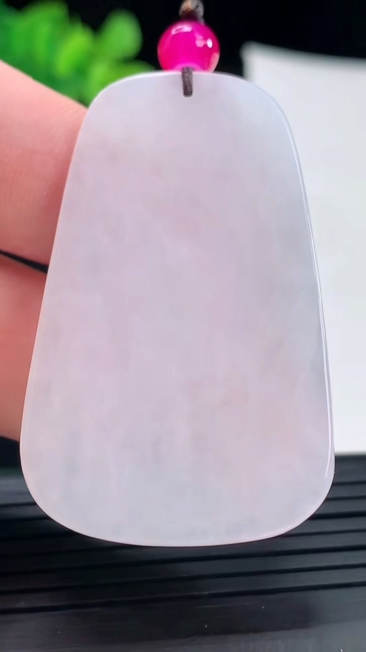 天然A货翡翠生肖马吊坠，尺寸50-30-5.8重量:14.35g
4月28日