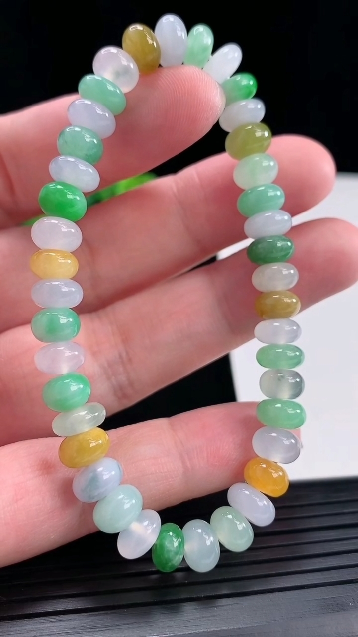 天然A货翡翠三彩算盘珠手串，尺寸8-4.5重量:20.86g4月28日
工厂直销收藏佳品,种好水足，色泽均匀，有种有色，上手高大气！