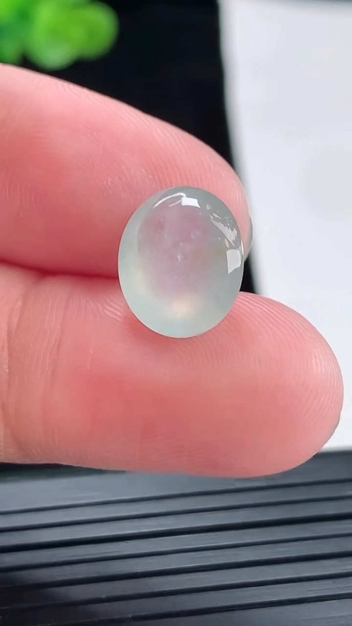 天然A货翡翠蛋面镶嵌件，尺寸13-10.6-6重量:1.21g
4月28日