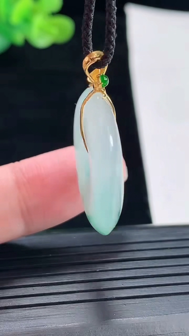 天然A货翡翠种飘花平安扣吊坠，尺寸26.5-5重量:7.57g
4月28日